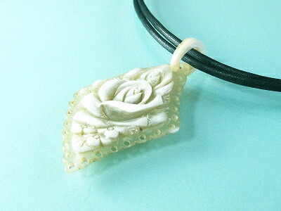 人気ブランド 楽天市場 白水牛 菱形 薔薇 ペンダント 縦63 横41ミリ のし等ギフト対応無料 かわいいバッファローホーン アジャスター付き60センチ紐 天然素材で軽いので肩こり首こり 肌が弱い方でも首元を華やかに彩れます おしゃれな女性用 ハンドメイド 珊瑚