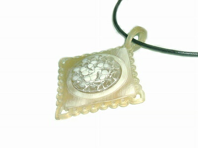 注目ブランド 白水牛の小花のぺンダント 縦70 横70ミリ のし等ギフト対応無料 大ぶりバッファローホーンアジャスター付き40センチ紐 天然素材で軽いので肩こり首こり 肌が弱い方でも首元を華やかに彩れます な女性用 ハンドメイド 全品送料無料 Www Estelarcr Com