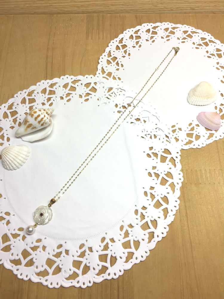 【手作り 受注生産】 K18 チェーン あこや真珠 6mm ルビー シェル フラワーデザイン ペンダント 【送料無料】 #184 あこやパール 真珠 パール Pearl Ruby