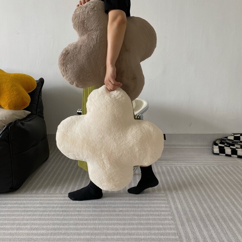 クッション ふかふか 四つ葉 クローバー型 猫型 おしゃれ かわいい インテリア 50x50 ソファ ベッド ラッキー 抱き枕 ホワイト ブラック|たねまるクローズショップ