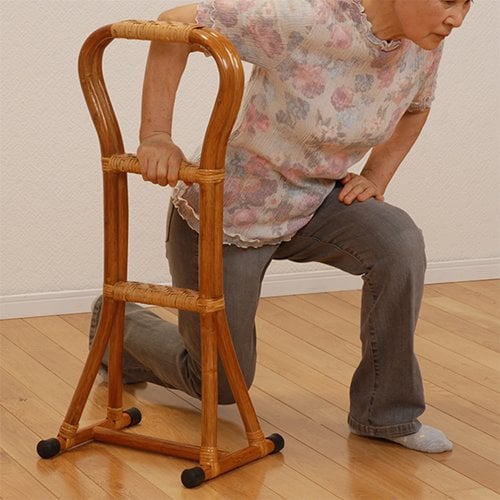 立ち上がり補助器具 補助手すり 手摺り ラタン製 玄関 寝室 トイレ イス 椅子 サポート 高さ80cm｜たねまるクローズショップ