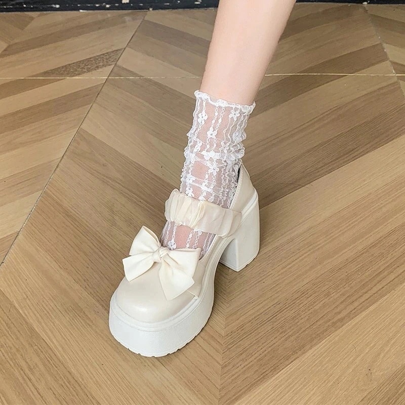 ロリータのチャンキーヒール、超ハイヒール、御上さん用の小さな革靴、シュロの葉付き添い人の真っ白い靴、ハイヒール