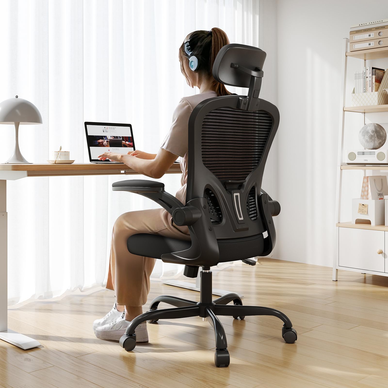 [Synorla] 2Dヘッドレストオフィスチェア 耐荷重150KG椅子 長時間快適 家庭用/オフィス用 高背デスクチェア360&deg;ローリングスイベル 90&deg;フリップアップアームレストと調節可能なランバーサポー｜楽しいお買い物館