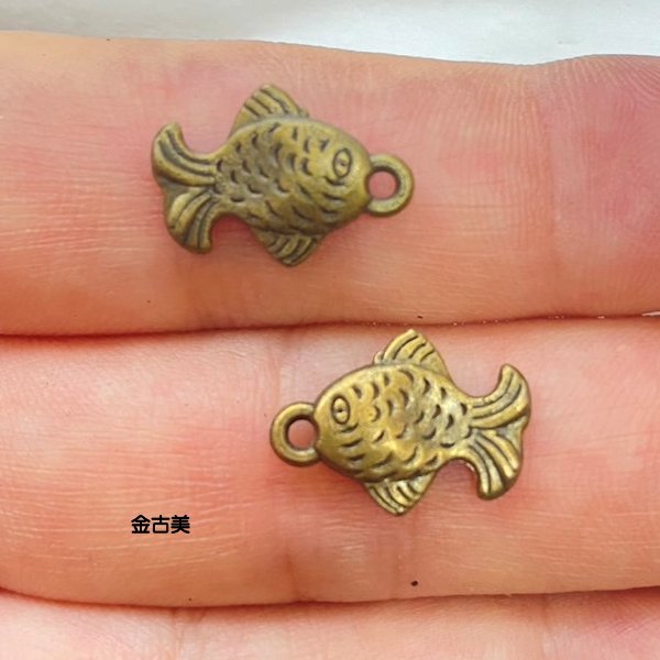 【楽天市場】【ハンドメイドパーツ】素材アンティーク風・メタルチャーム・デコ・金古美・魚【b10i4p】：アクセパーツ 楽天市場店