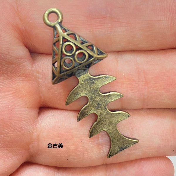 【楽天市場】【ハンドメイドパーツ】素材アンティーク風・メタルチャーム・金古美・魚【b10i3p】：アクセパーツ 楽天市場店