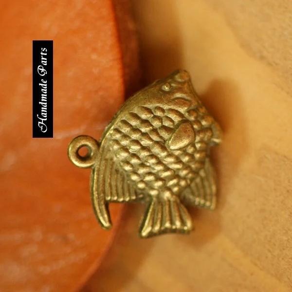 【楽天市場】【ハンドメイドパーツ】素材アンティーク風・メタルチャーム・金古美・魚【p178】：アクセパーツ 楽天市場店