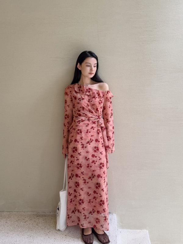 衣装 レディース 壱肩部 非対称 ロング丈 マキシ丈 春夏 たまり場 御休み デイリー若い衆 小花柄 フローラルプリント フラウンスのど首 シュロの葉 御機嫌酉の方角 雅びやか 雅びやか 名媛風 桃 サクラ色系 長袖