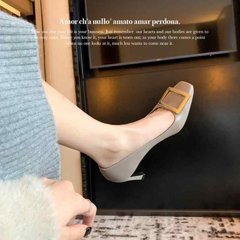 パンプス レディース 通勤 ポインテッドトゥ ハイヒール 6cm 7cm 8cm スティレットヒール ピンヒール メタルバックル付き フェイクレザー 合成皮革 スムース スエード調 無地 エレガント きれいめ かわいい 歩きやすい 痛くない ブラック 黒