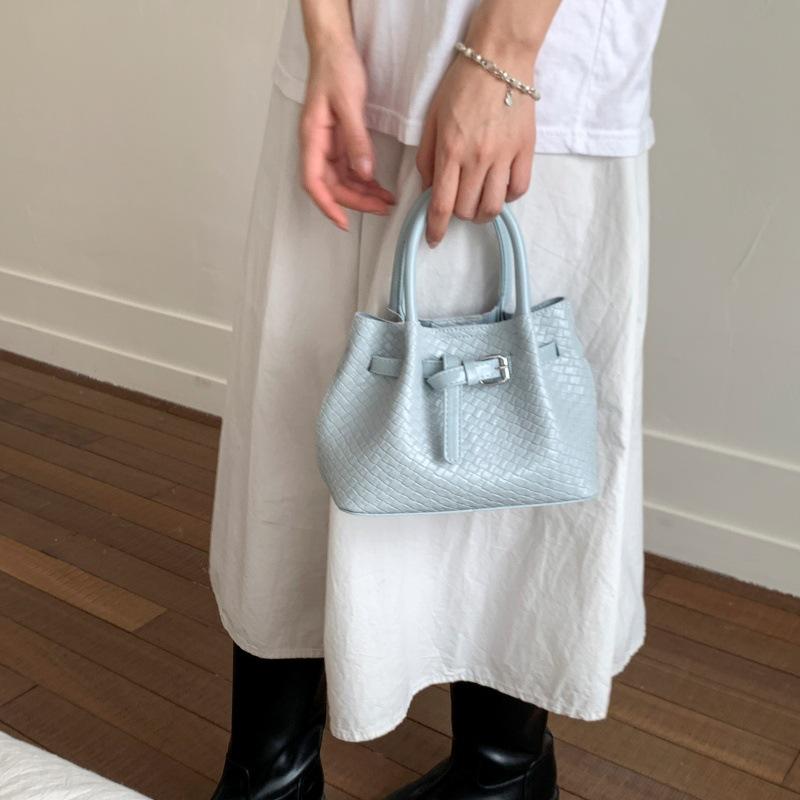 トートバッグ レディース かわいい 編み込み 単肩 斜めがけ 手提げ カゴバッグ 無地 ブラック イエロー レッド ピンク カーキ ライトブルー ホワイト PU 日常使い