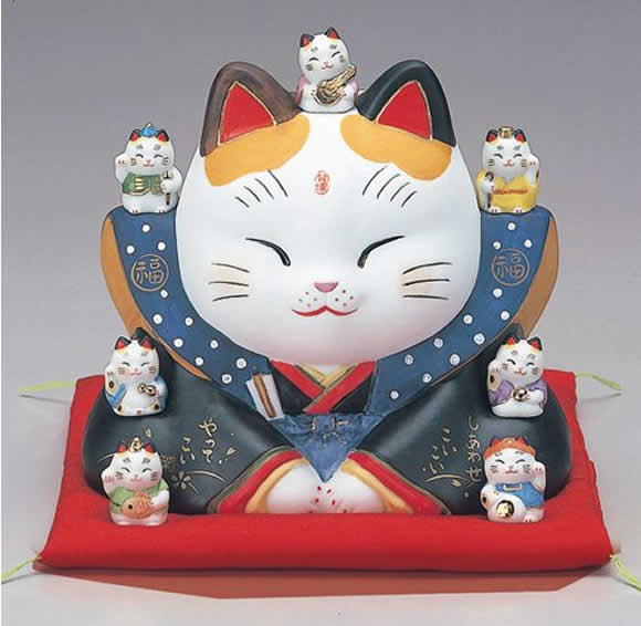 楽天市場】【送料無料】王様印 常滑焼 三匹猫 招き猫（貯金箱）5号