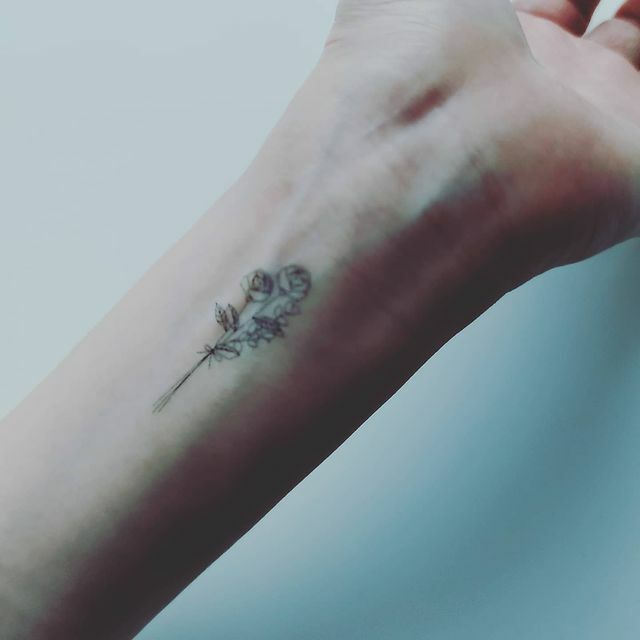 楽天市場 Tuzuru タトゥーシール ステッカー スマホケース Tattoo Sticker かわいい 花 白黒 カラー おしゃれ ワンポイント ファッション たんぽぽ チューリップ バラ カーネーション 送料無料 ポスト投函 A タトゥーシールショップツズル