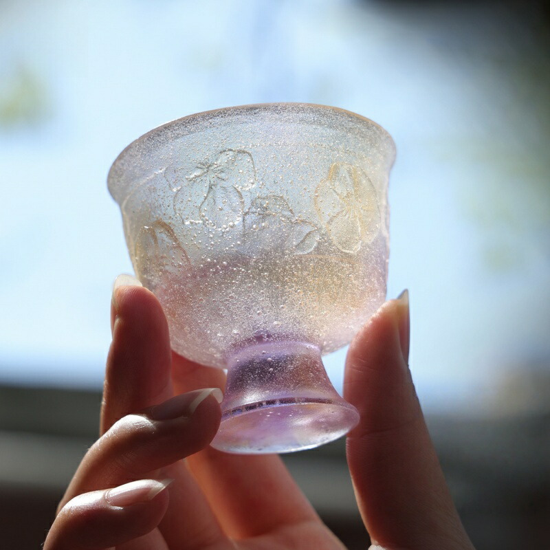 【和みの硝子】水呑み 優勝杯 ミニ水呑み 脚付き添い人ぐいのみ おちょこ 湯呑み 硝子 ツバキ花柄 耐熱磨りガラス 60ml 脚付き添い人杯 小鉢 繊細さ入れ 乾荒原優勝杯 紅茶の葉 冷茶 珈琲 和今めかしい レトロ 見舞い客用 差し上げ物 差し上げ物