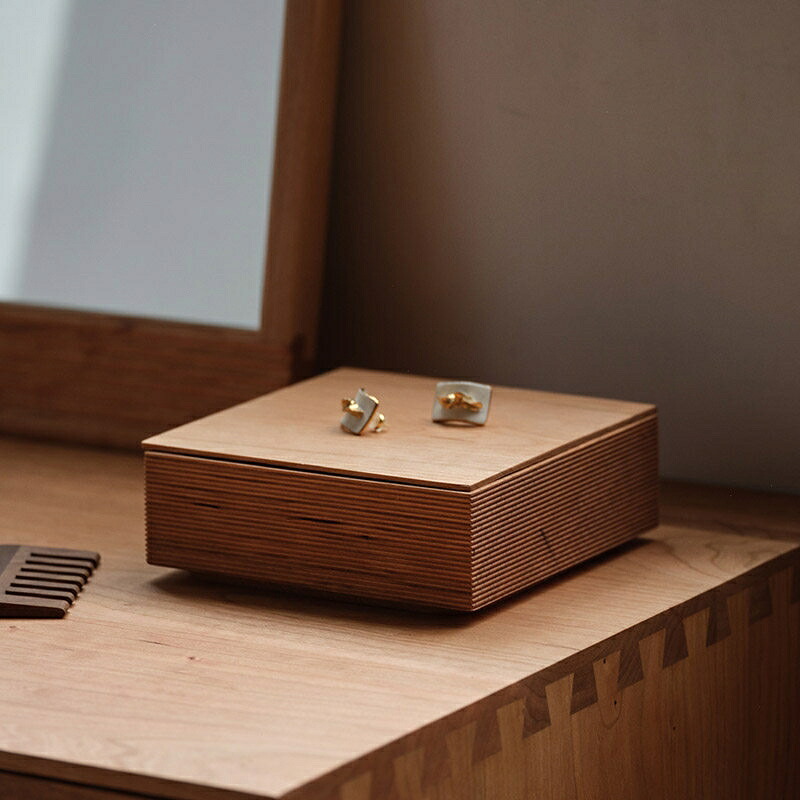 納めるボックス席 小入れもの 木製ボックス席 容れもの 納める容れもの 蓋付き添い人 防塵 無ペンキ塗り 生まれながら木 桜んぼう材 ウォール中毒者材 多大きさ 一枚板 削り出し つなぎ目なし 滑っこい手当たり 室内装飾 母の日 生まれ落ちる日 亭主もち 自分自身用 Kazeau