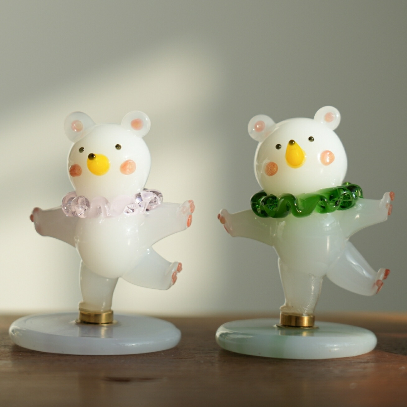 ぐるぐるぐる～ まわるクマさん お星さまも びっくりまわるよ ガラス細工 小熊 こぐま 置物 かわいい 手作り ガラス オブジェ ミニチュア 動物 輪舞する仔熊 縁起物 工芸品 民芸 風水グッズ 風水アイテム デコレーション インテリア 装飾 子供の日 プレゼント IwaiLoft｜Kazeau店 10,124円
