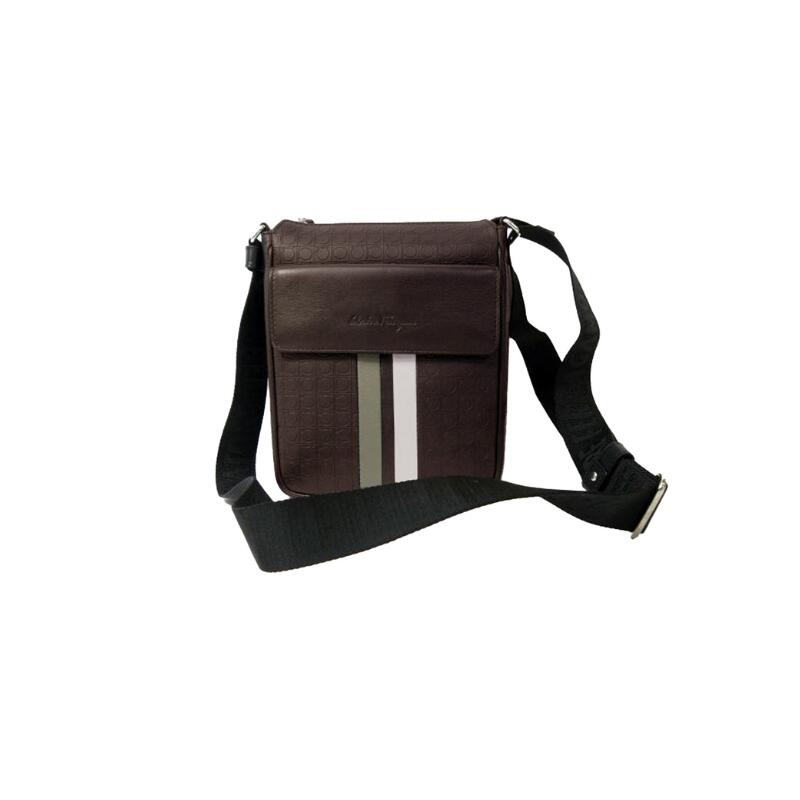 フェラガモ FERRAGAMO メンズ バッグ 斜めがけ ショルダー クロスボディ ガンチーニ BANNER 24-9852 0618781CAFFE【並行輸入品】【新古品・未使用品】|TCONNECTオンラインストア