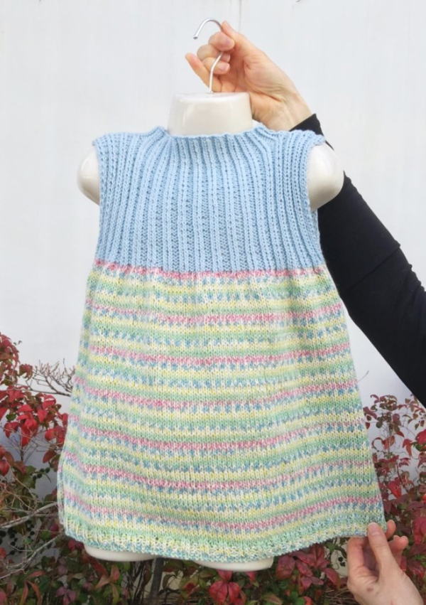 編み針セット 歳用 ポームベビーカラーとナイフメーラで編む子供用ワンピース ベスト 手編みキット ナスカ 内藤商事 ハマナカ 編み図 編みものキット Schwimmbad Delphine De