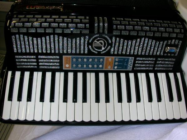 イタリア製　MIDI アコーディオン （楽器） SEM CIAO Piano Black (リード無し、MIDIアコーディオン）｜テクノプロモーション