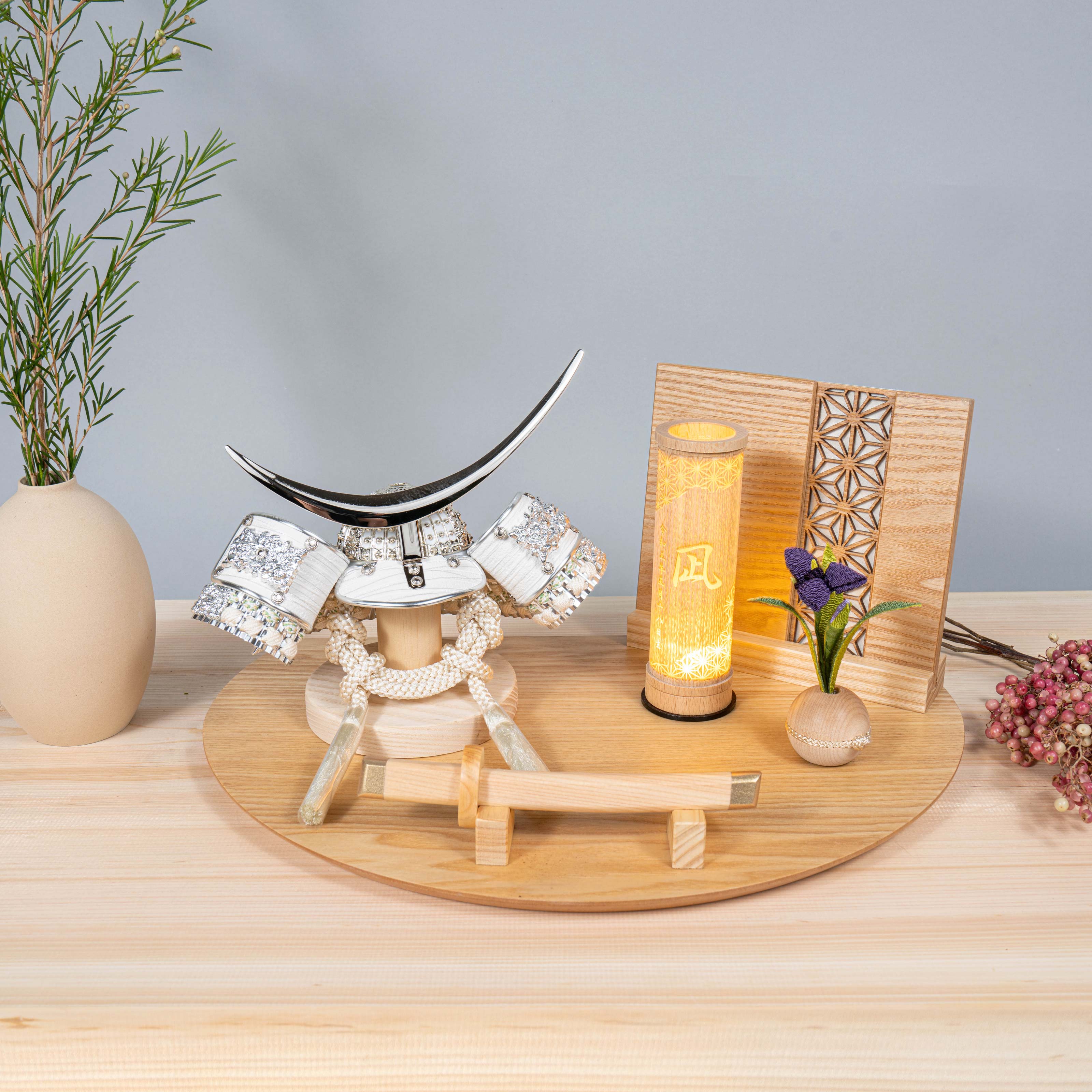 五月人形おしゃれ かわいい シンプル コンパクト 五月人形 木製兜 かっこいい てづくり モダン ことの兜 銀伊達政宗 平台 屏風 行燈付き Jaquemeng Com