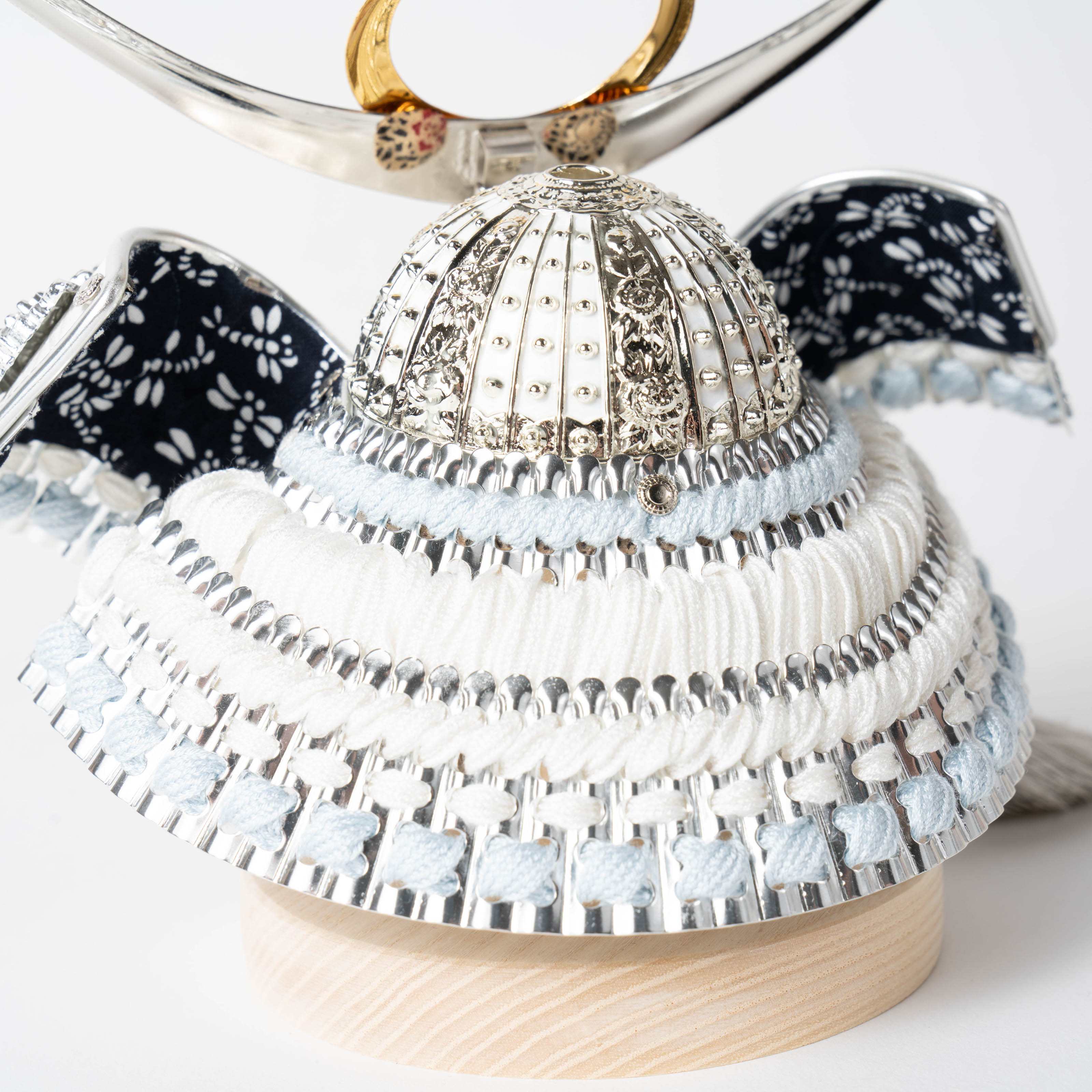 Web限定カラー かっこいい てづくり モダン ことの兜 銀上杉謙信 ナチ コンパクト 五月人形 木製兜 五月人形おしゃれ 0608 かわいい シンプル 五月人形 Emslandermeer Nl