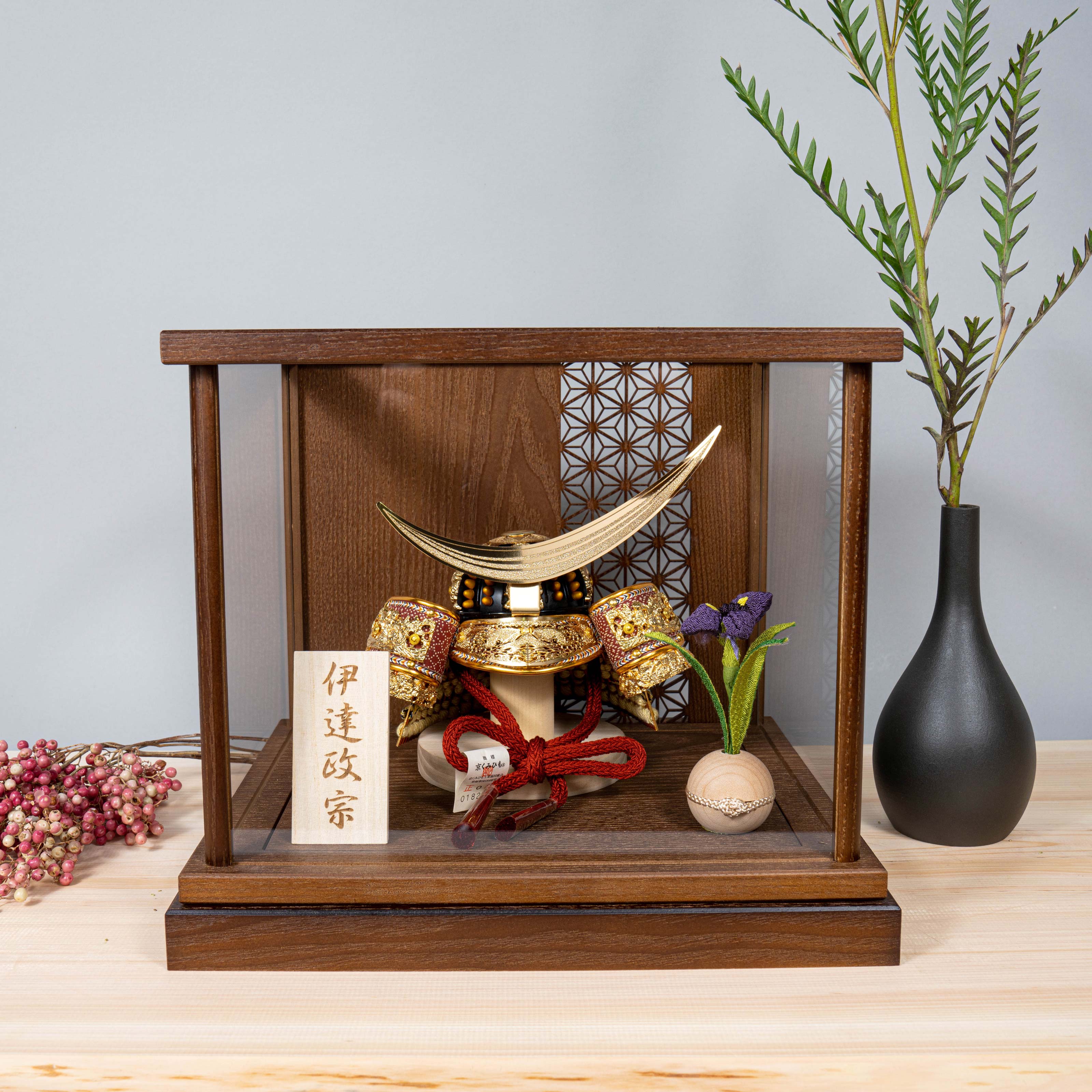 楽天市場 おしゃれ コンパクト 0579 かっこいい 五月人形 伊達政宗 てづくり 天然木 武将 インテリア 兜 ブラウン 伊達政宗 Bケース麻の葉 てづくり工房 木都