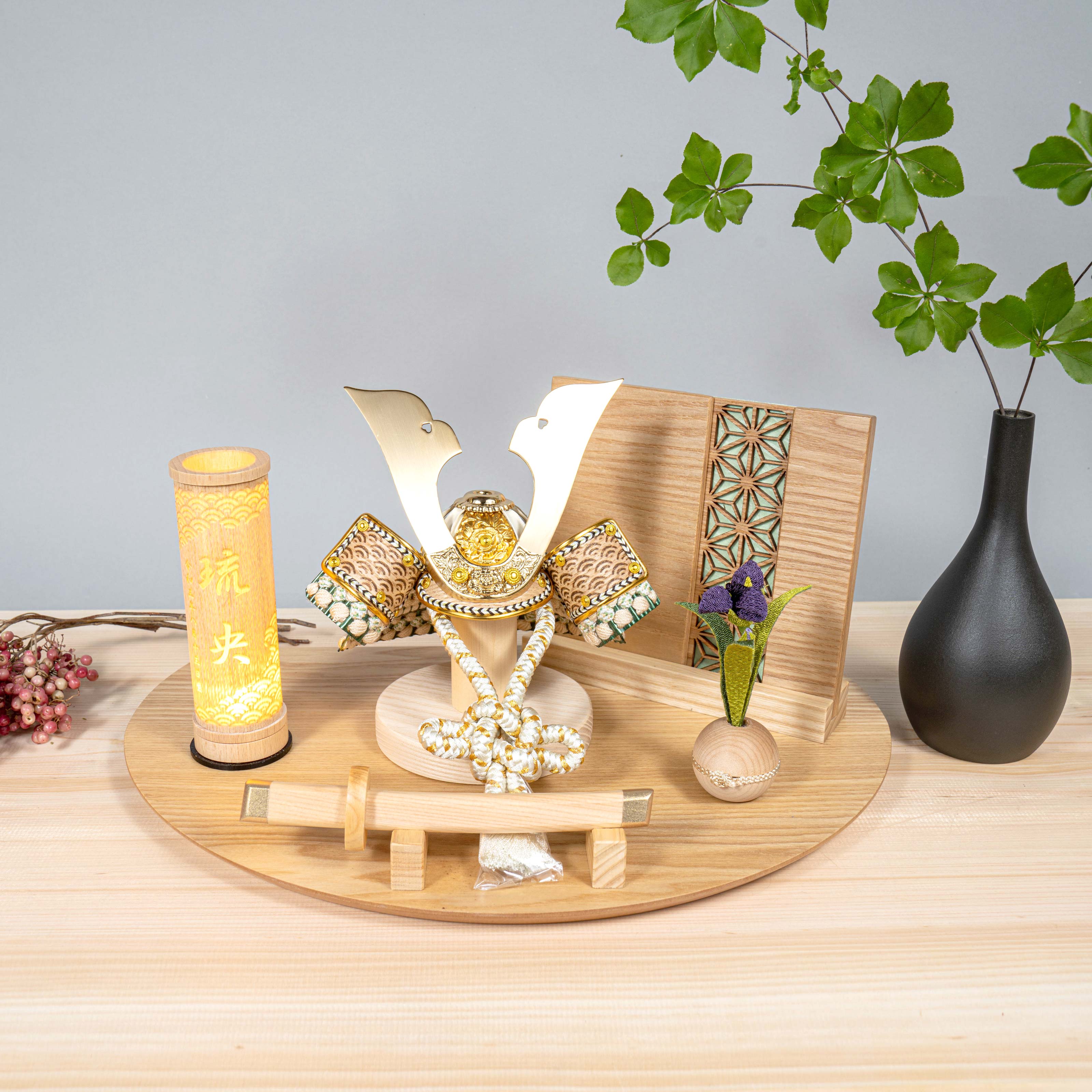 5月人形 兜飾り おしゃれ 0549 かわいい シンプル コンパクト モダン ことのオリジナル兜 だいち 五月人形木製 五月人形兜 てづくり 五月人形木製 ことのオリジナル兜 だいち 平台 行燈付き