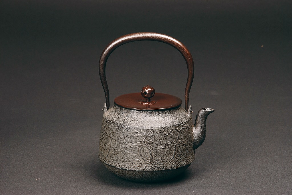\u003cBR\u003e【貨物輸送無料】【茶道・茶道具】【表千家・裏千家】\u003cBR\u003e鉄瓶 浜松地紋真形 その他-日用品雑貨・文房具・手芸