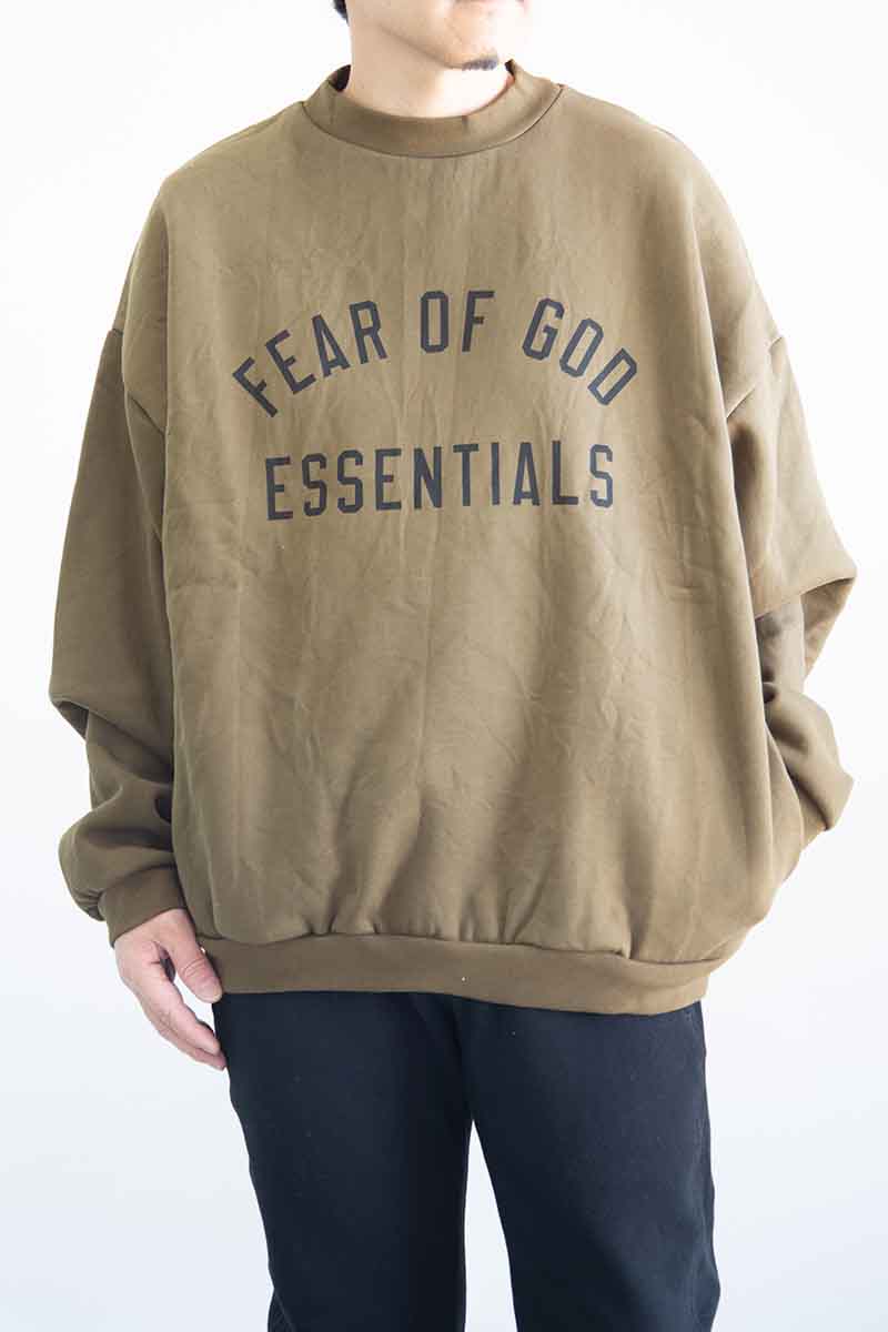 貨物輸送無料 トップス FEAR OF GOD FOG ESSENTIALS フィアオブゴッド エッセンシャルズ 24FW ARCH LOGO CREW SWEAT SHIRTS / オリーブ  返品取り替えっこ不可