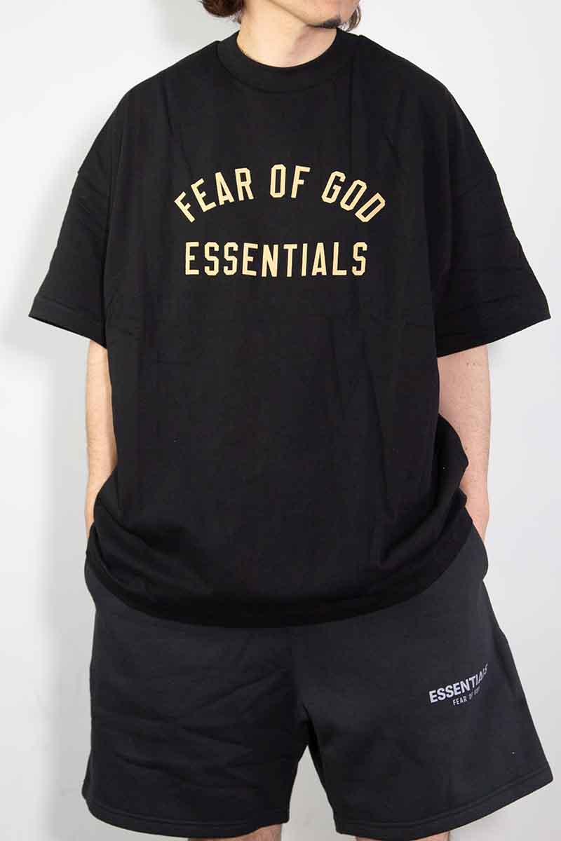 貨物輸送無料 トップス FEAR OF GOD FOG ESSENTIALS フィアオブゴッド エッセンシャルズ 24FW ARCH LOGO SS TEE / 黒いこと 返品取り替えっこ不可