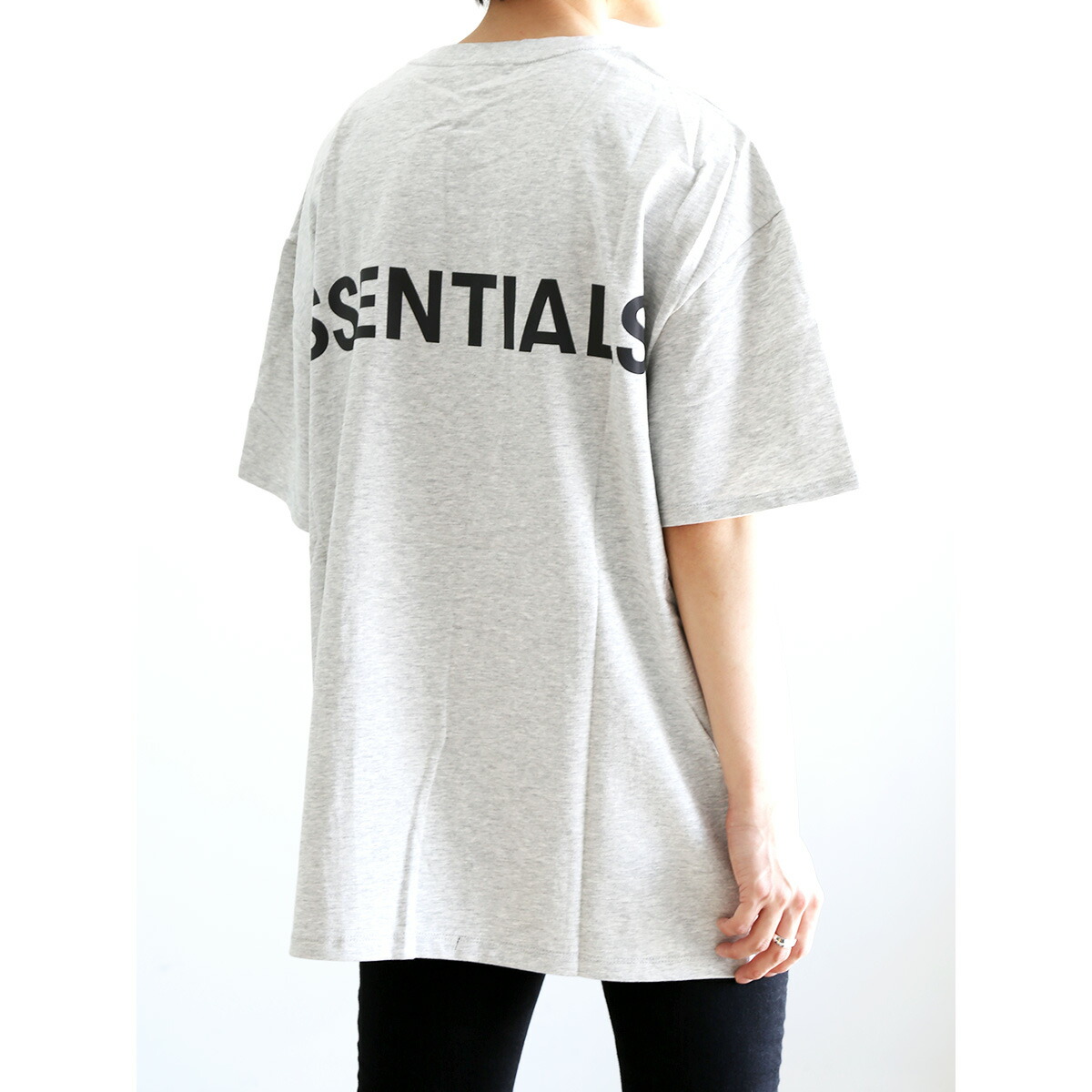 送料無料 トップス FEAR OF GOD FOG ESSENTIALS フィアオブゴッド エッセンシャルズ REFLECTOR LOGO S/S TEE / グレー 返品交換不可