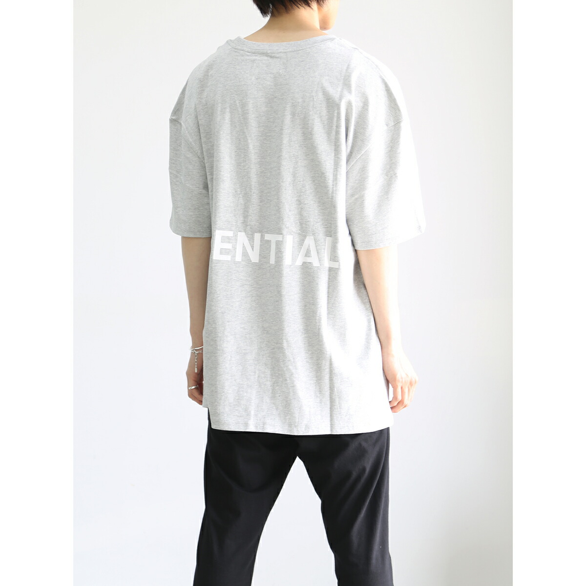 セール商品 30%OFF トップス FEAR OF GOD FOG ESSENTIALS フィアオブゴッド エッセンシャルズ BACK LOGO S/S TEE / グレー 返品交換不可