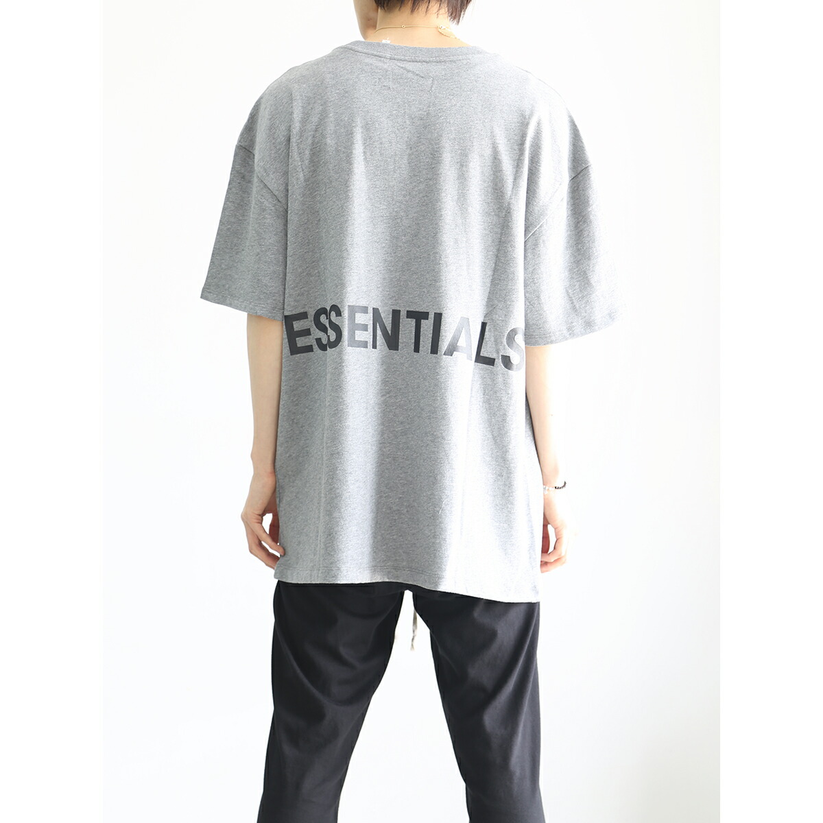 セール商品30%OFF 送料無料 トップス FEAR OF GOD FOG ESSENTIALS フィアオブゴッド エッセンシャルズ BACK LOGO S/S TEE / スノーグレー 返品交換不可