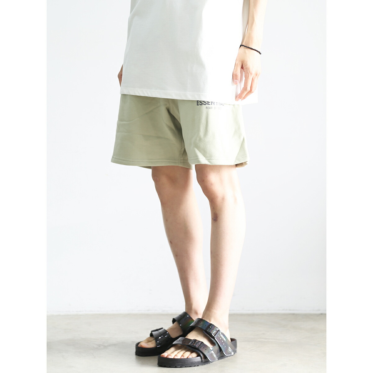送料無料 ボトムス FEAR OF GOD FOG ESSENTIALS フィアオブゴッド エッセンシャルズ REFLECTOR LOGO SWEAT SHORTS / セージ 返品交換不可