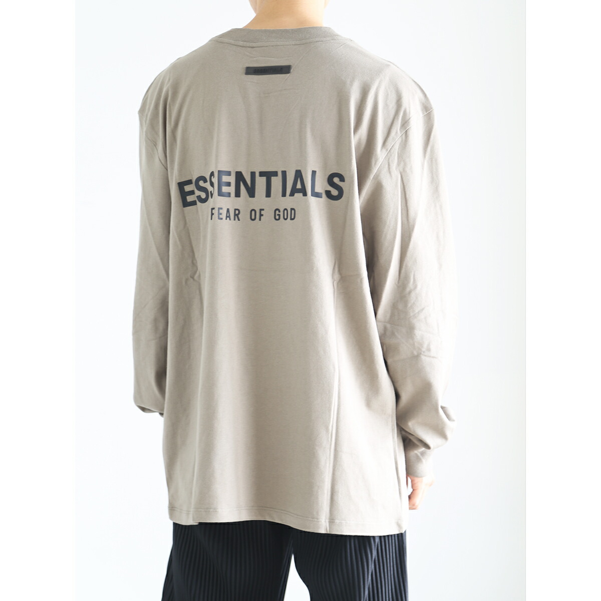 貨物輸送無料 トップス FEAR OF GOD FOG ESSENTIALS フィアオブゴッド エッセンシャルズ BACK LOGO L/S TEE (RUBBER) / トープ 返品取り替えっこ不可