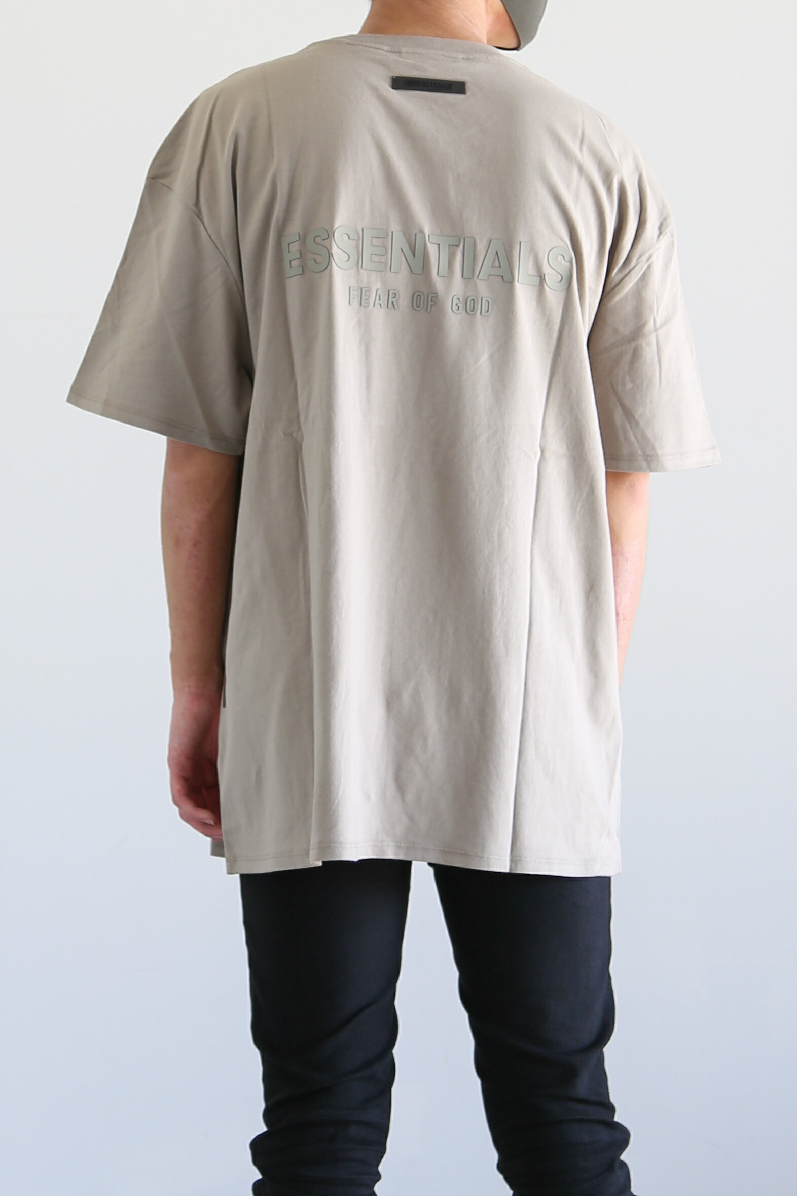 貨物輸送無料 トップス FEAR OF GOD FOG ESSENTIALS フィアオブゴッド エッセンシャルズ 21SS BACK LOGO S/S TEE / モス 返品取り替えっこ不可