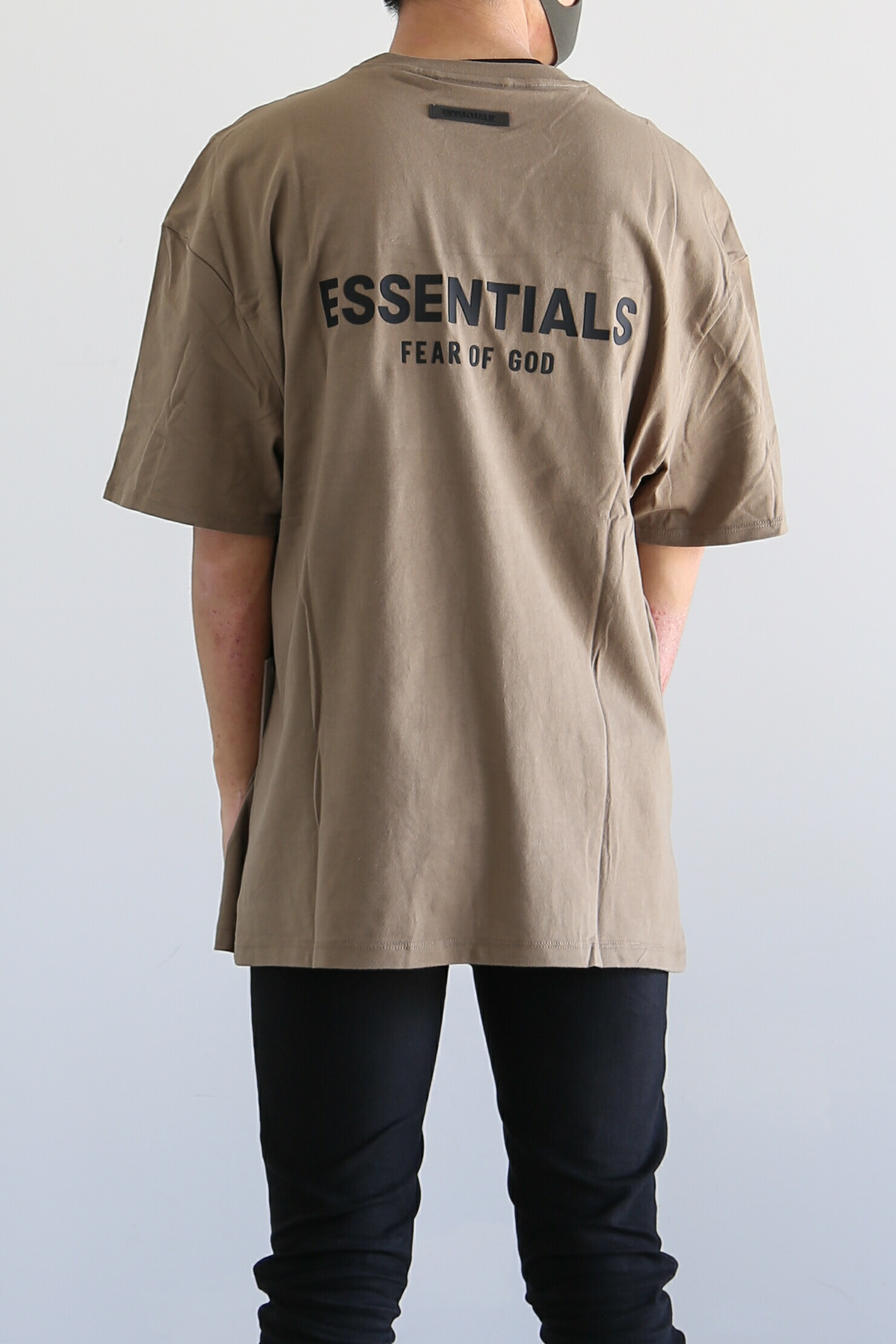 貨物輸送無料 トップス FEAR OF GOD FOG ESSENTIALS フィアオブゴッド エッセンシャルズ 21SS BACK LOGO S/S TEE / トープ 返品取り替えっこ不可