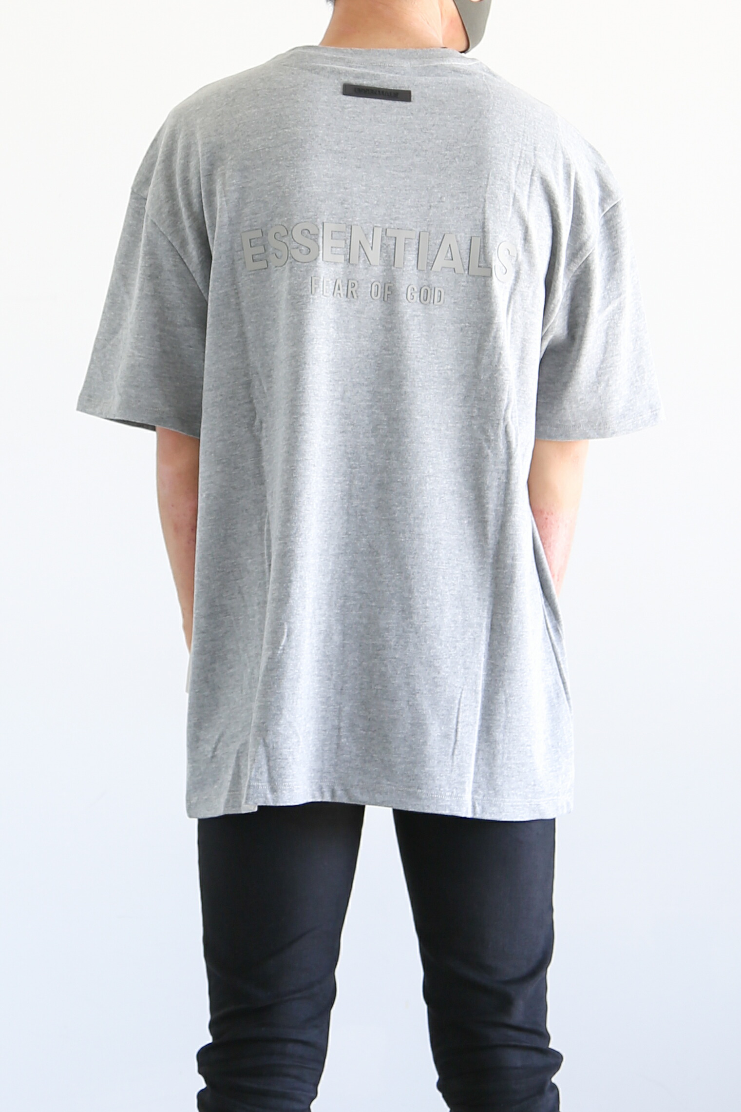 貨物輸送無料 トップス FEAR OF GOD FOG ESSENTIALS フィアオブゴッド エッセンシャルズ 21SS BACK LOGO S/S TEE / うす暗いオートミール 返品取り替えっこ不可