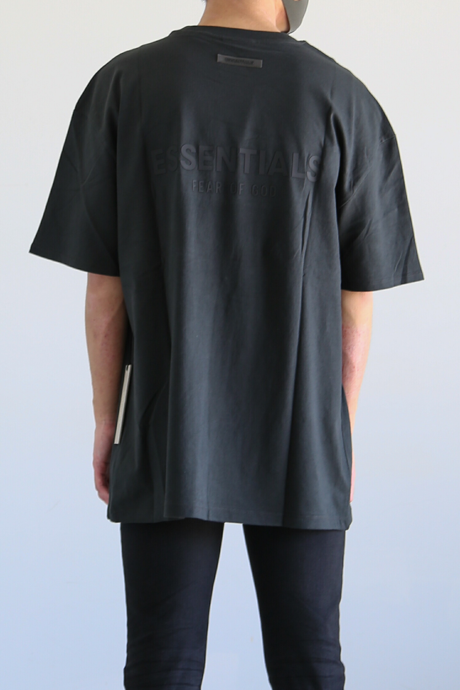 貨物輸送無料 トップス FEAR OF GOD FOG ESSENTIALS フィアオブゴッド エッセンシャルズ 21SS BACK LOGO S/S TEE / 黒いこと 返品取り替えっこ不可