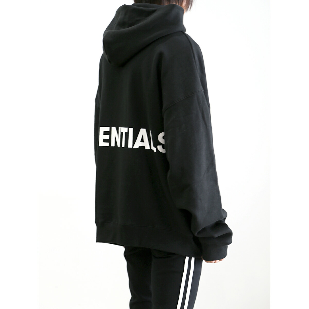 貨物輸送無料 トップス FEAR OF GOD FOG ESSENTIALS フィアオブゴッド エッセンシャルズ BACK LOGO HOODIE / 黒いこと 返品取り替えっこ不可