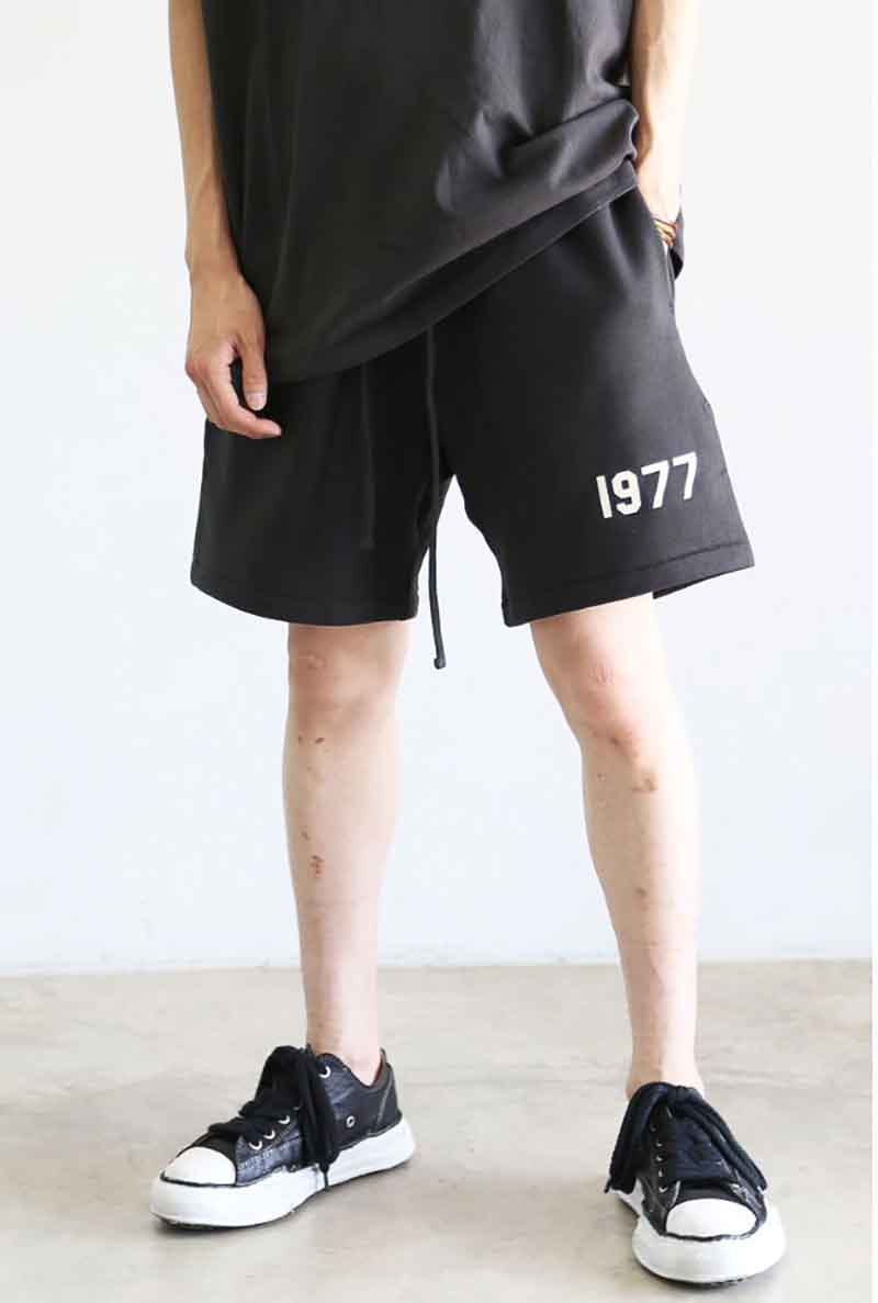 送料無料 ボトムス FEAR OF GOD FOG ESSENTIALS フィアオブゴッド エッセンシャルズ 1977 SWEAT SHORTS / アイアン 返品交換不可