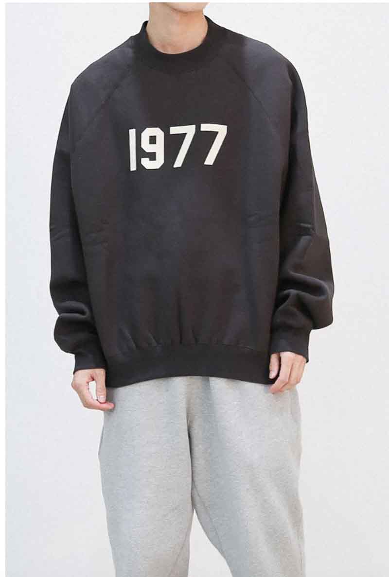 送料無料 トップス FEAR OF GOD FOG ESSENTIALS フィアオブゴッド エッセンシャルズ 1977 CREW SWEAT / アイアン 返品交換不可