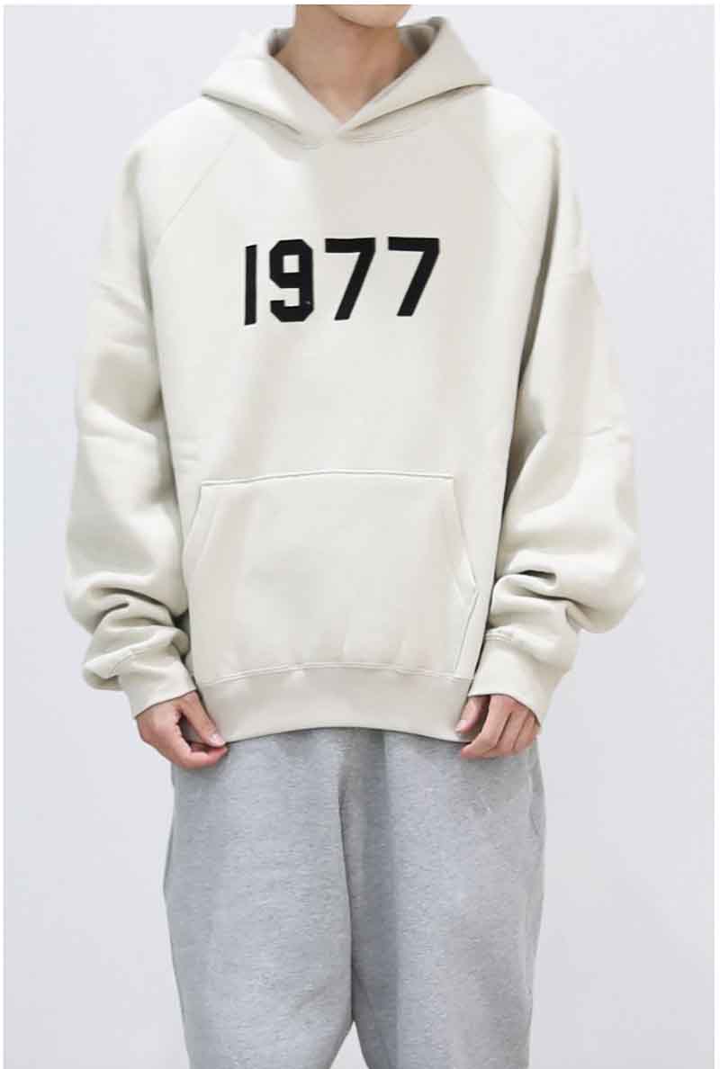 送料無料 トップス FEAR OF GOD FOG ESSENTIALS フィアオブゴッド エッセンシャルズ 1977 SWEAT HOODIE / ウィート 返品交換不可