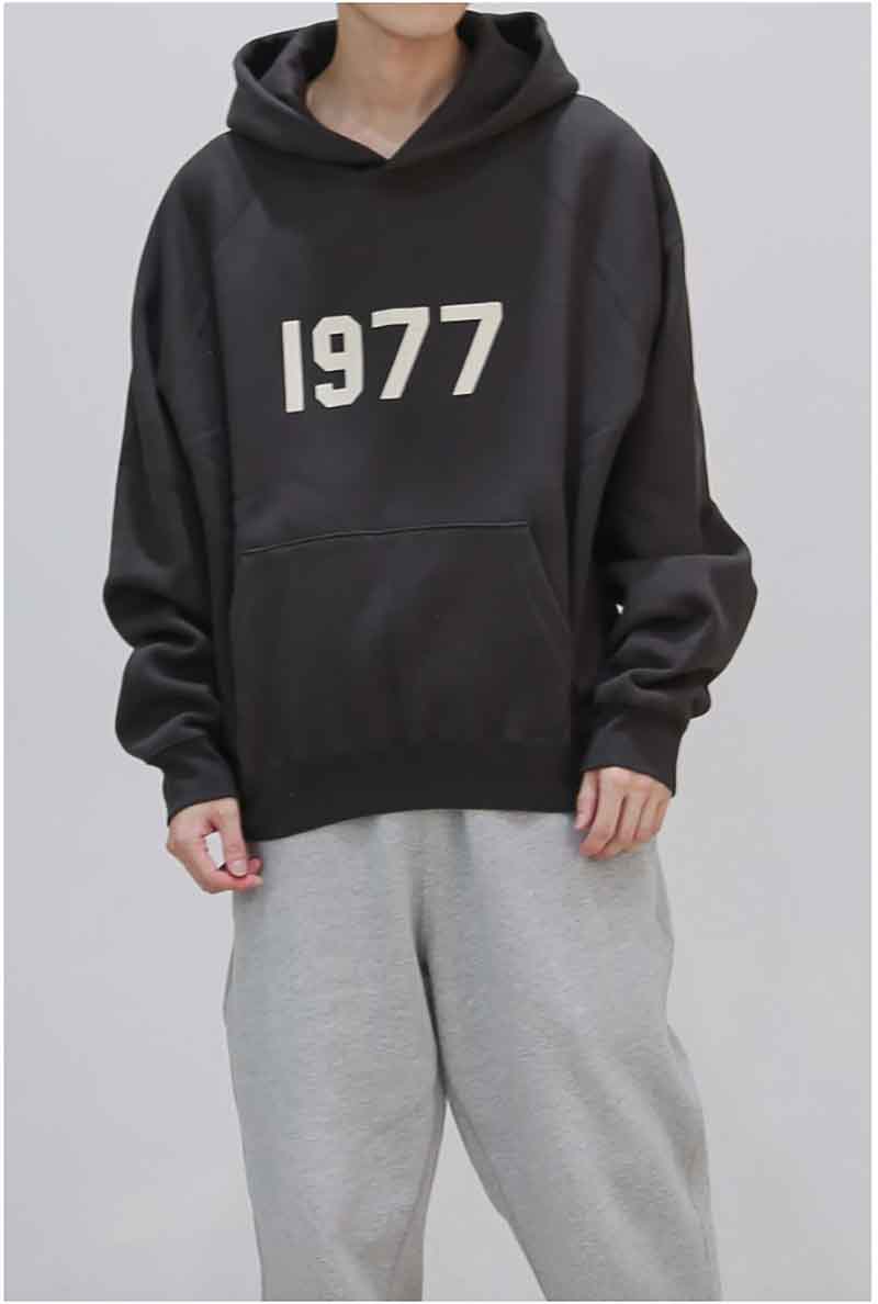 送料無料 トップス FEAR OF GOD FOG ESSENTIALS フィアオブゴッド エッセンシャルズ 1977 SWEAT HOODIE / アイアン 返品交換不可