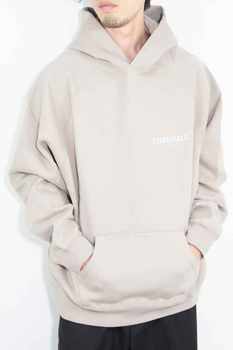 送料無料 トップス FEAR OF GOD FOG ESSENTIALS フィアオブゴッド エッセンシャルズ 21FW ONE POINT LOGO SWEAT HOODIE / タン 返品交換不可
