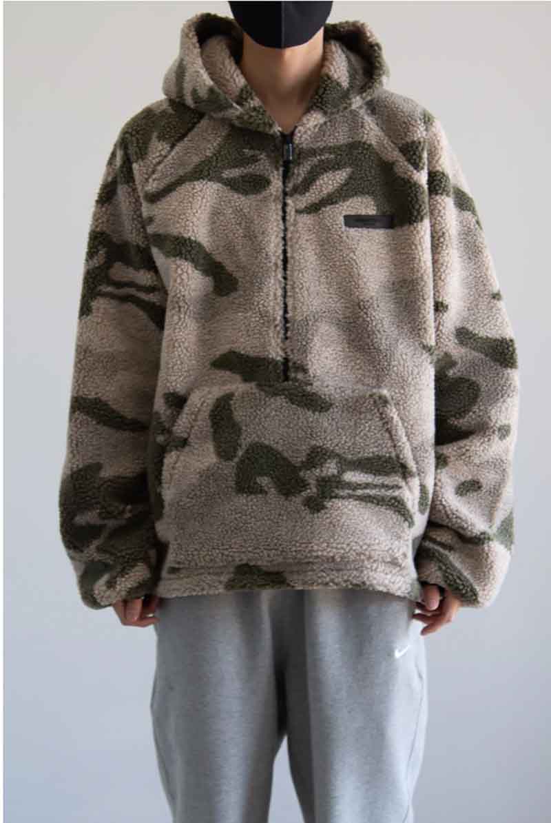 送料無料 アウター FEAR OF GOD FOG ESSENTIALS フィアオブゴッド エッセンシャルズ FLEESE HALF ZIP HOODIE JACKET / カモ 返品交換不可｜Valuation share