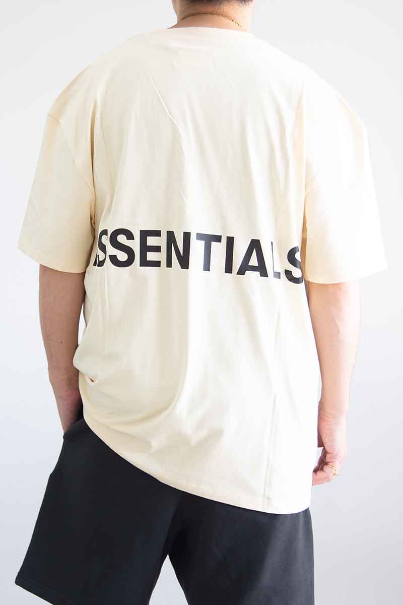 セール商品 30%OFF トップス FEAR OF GOD FOG ESSENTIALS フィアオブゴッド エッセンシャルズ BACK LOGO S/S TEE / クリーム 返品交換不可