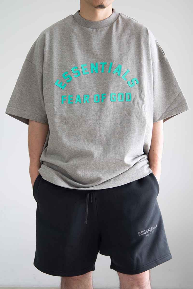貨物輸送無料 トップス FEAR OF GOD FOG ESSENTIALS フィアオブゴッド エッセンシャルズ 24SS FRONT LOGO SS TEE / うす暗いオートミール 返品取り替えっこ不可
