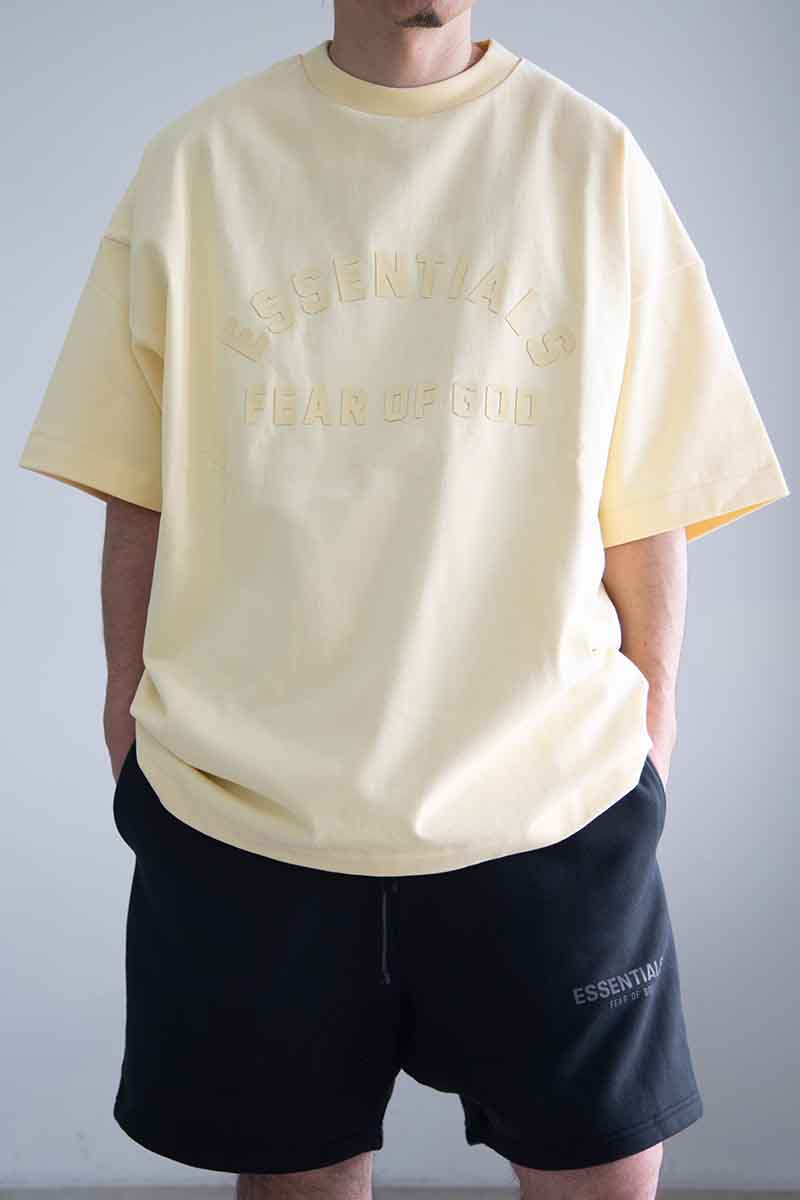 貨物輸送無料 トップス FEAR OF GOD FOG ESSENTIALS フィアオブゴッド エッセンシャルズ 24SS FRONT LOGO SS TEE /庭園黄色 返品取り替えっこ不可
