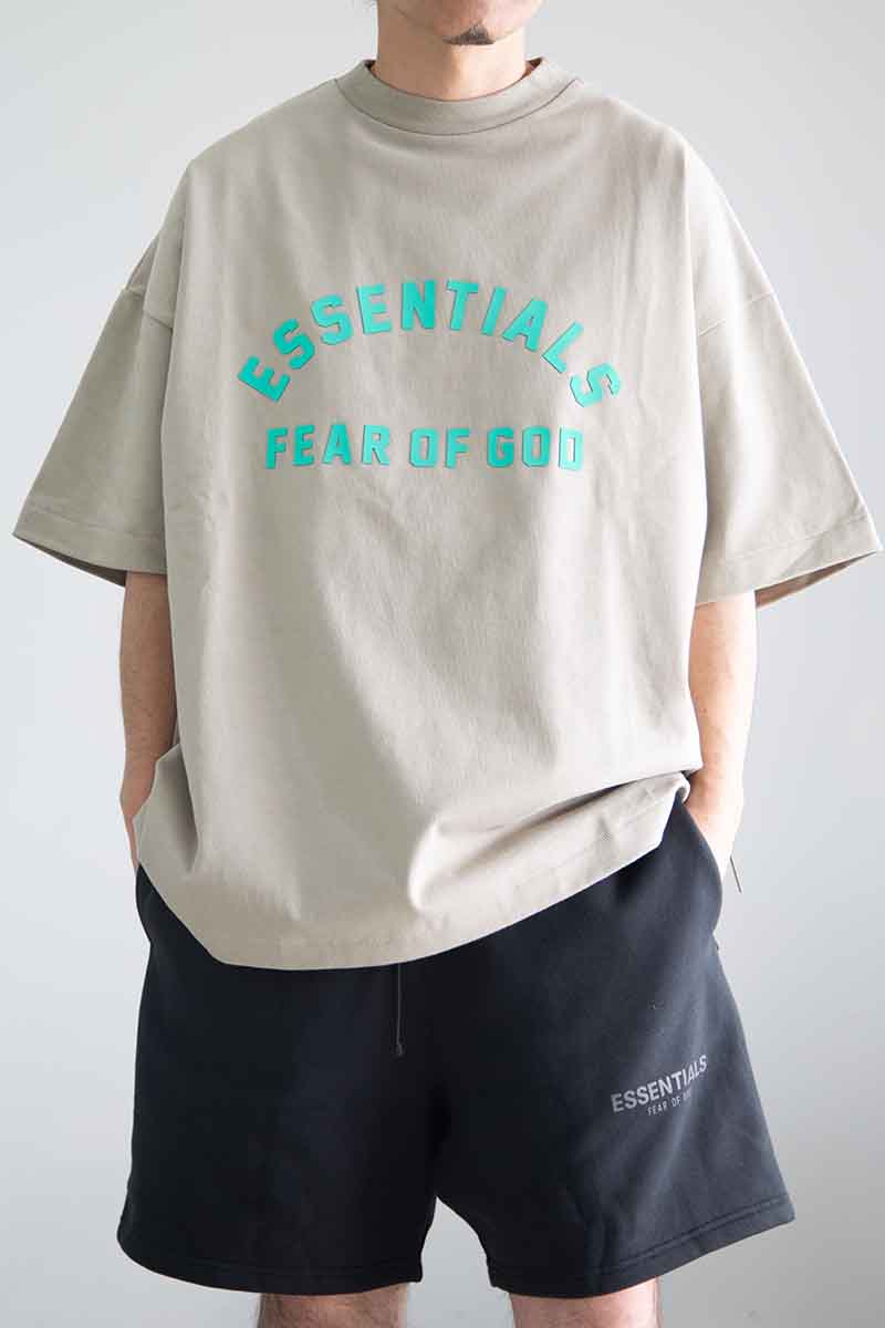 貨物輸送無料 トップス FEAR OF GOD FOG ESSENTIALS フィアオブゴッド エッセンシャルズ 24SS FRONT LOGO SS TEE /セイル 返品取り替えっこ不可