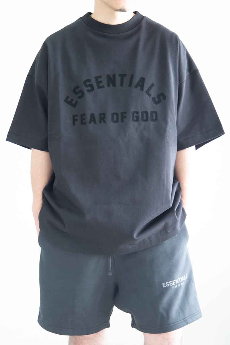 貨物輸送無料 トップス FEAR OF GOD FOG ESSENTIALS フィアオブゴッド エッセンシャルズ 24SS FRONT LOGO SS TEE / 黒いこと 返品取り替えっこ不可