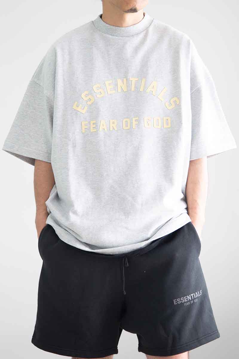 貨物輸送無料 トップス FEAR OF GOD FOG ESSENTIALS フィアオブゴッド エッセンシャルズ 24SS FRONT LOGO SS TEE /ともし火オートミール 返品取り替えっこ不可